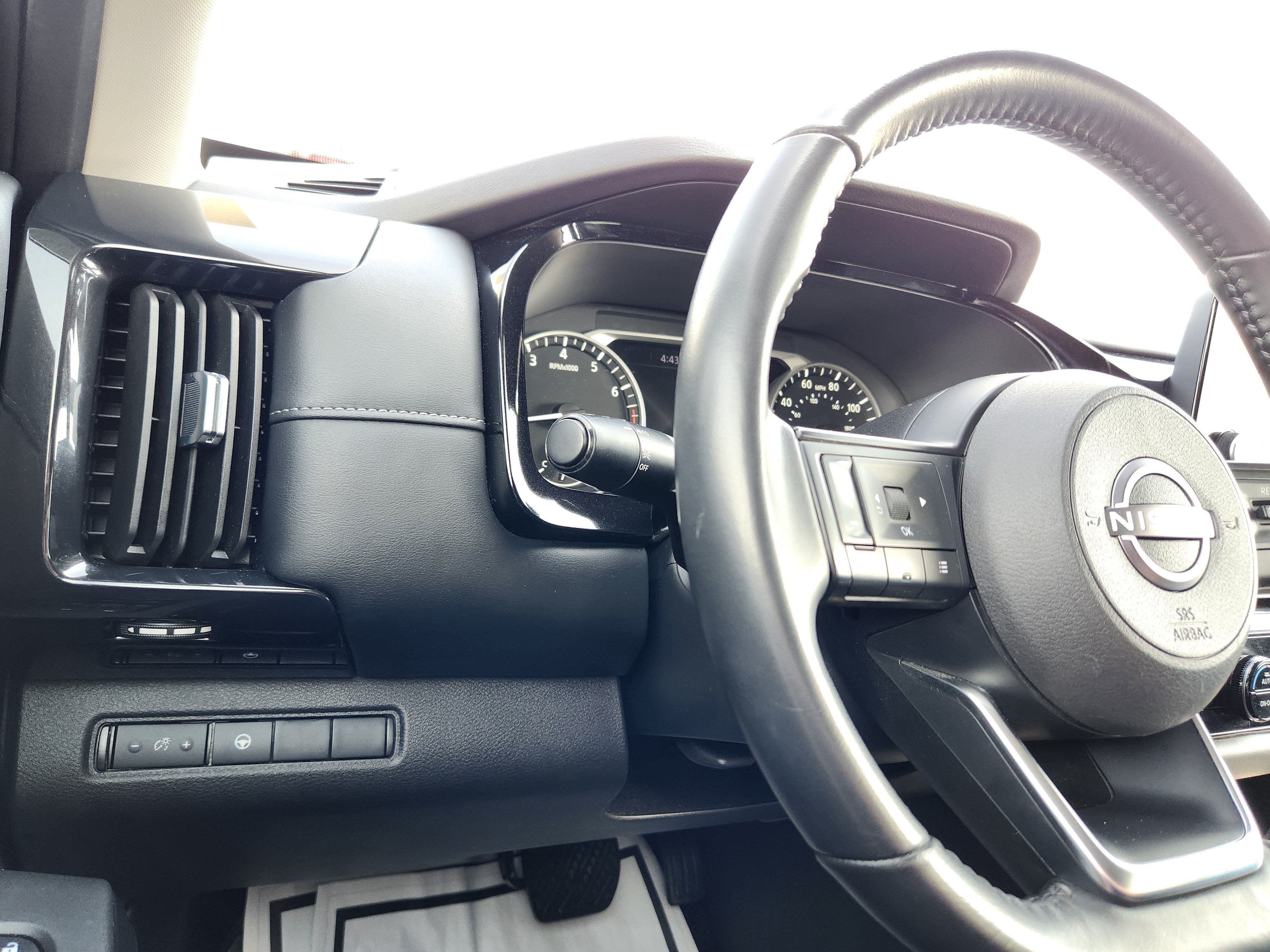 2024 Nissan Pathfinder SV