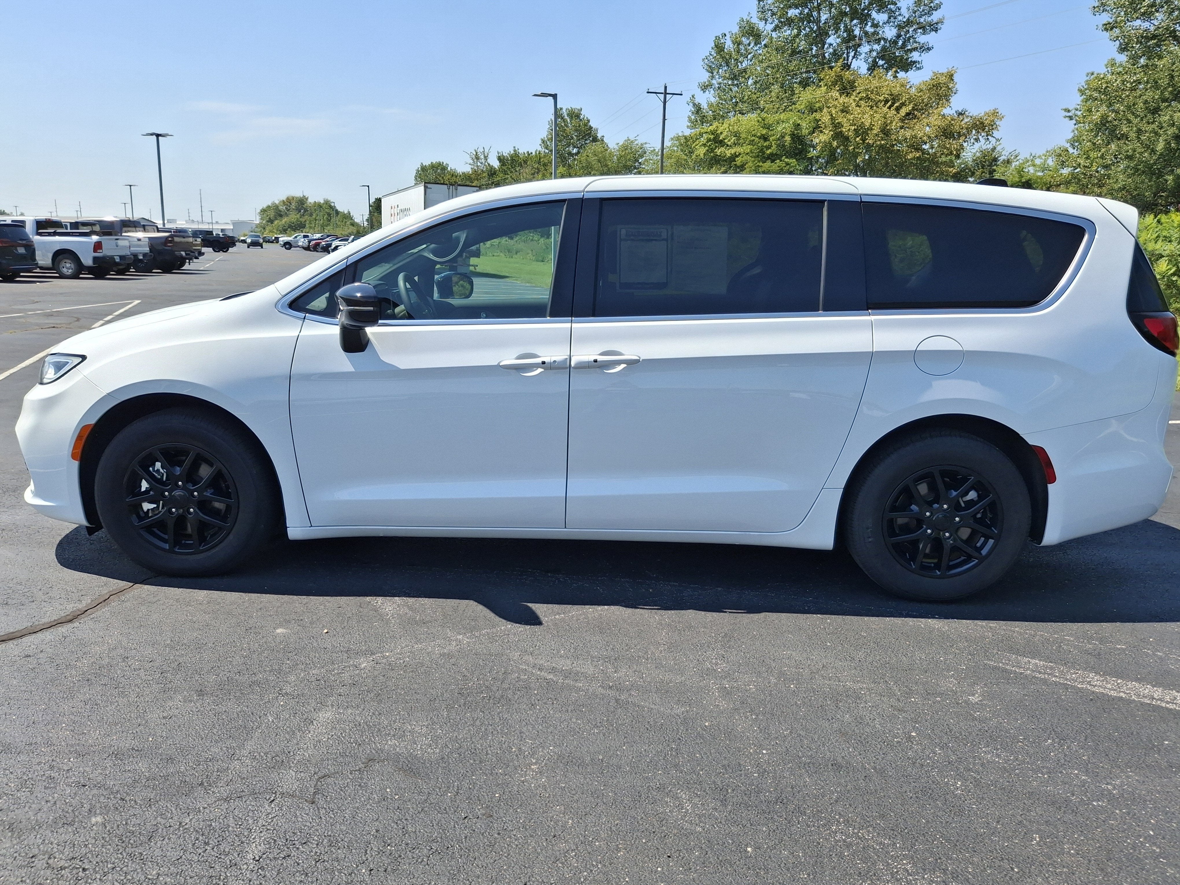 2025 Chrysler Pacifica Select