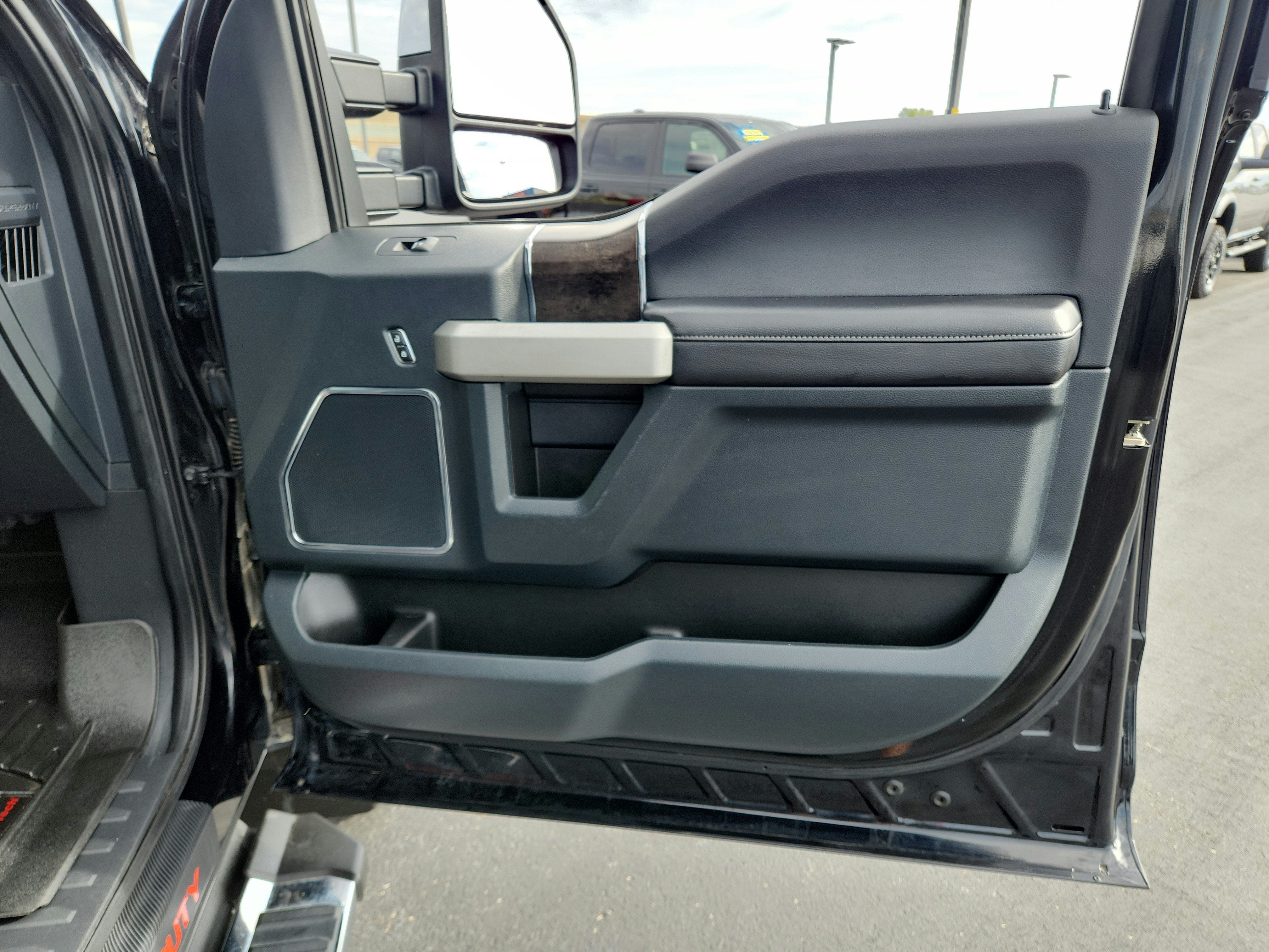 2022 Ford F-350 LARIAT 4WD Crew Cab 6.75' Box